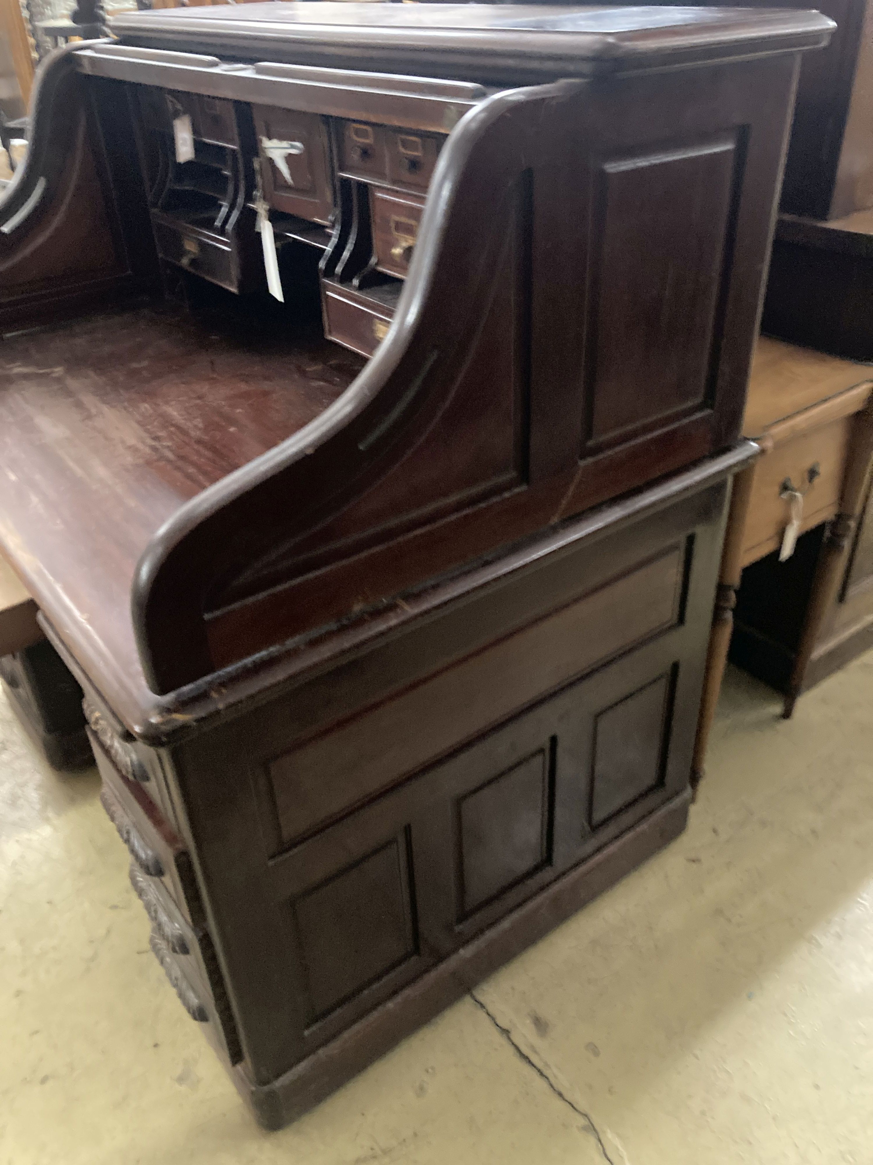 An Edwardian mahogany S roll top desk, width 128cm, depth 92cm, height 132cm